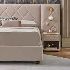 Gerçek suet kumaşa süet temizliyecileri hariç hiçbir ürün kullanma derim çünkü süet kumaş çok hassas bir kumaş. Puffy Larissa Aydinlatmali Baslikli Baza Set Krem 180x200 Baza Baslik Ozellikleri Ve Fiyati