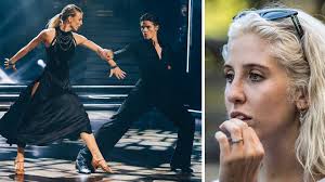 Peg parnevik stack ut i en klänning endast gjord av smycken, designad av caroline svedblom och kevin nilsson. Peg Parnevik Yells After The Let S Dance Rumors About Filip And Linn