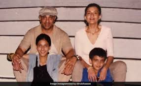 It is known fact that the versatile actor kamal haasan, who keeps. Shruti S Favourite Throwback Pic With Dad Kamal Haasan Mom Sarika And Sister Akshara