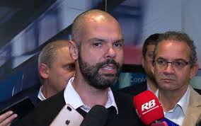 O estado de saúde do prefeito de são paulo bruno covas (psdb) piorou muito e seu caso é considerado gravíssimo, informou o apresentador datena durante o programa brasil urgente, da band. Bruno Covas E Diagnosticado Com Trombose Venosa E Nao Tem Previsao De Alta De Hospital Em Sp Sao Paulo G1