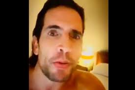 Video: Diego Ramos sorprendió con un desnudo y un relato erótico en su  cuarentena