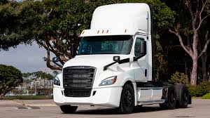 Its deployment with customers began a short while ago. Daimler Ships Out First Electric Freightliner Semi Truck In The Us Roadshow