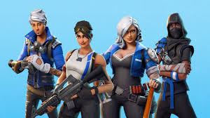 Como juego de battle royale, fortnite battle royale cuenta con hasta 100 jugadores, en solitario, dúos, tríos o escuadrones de hasta cuatro jugadores, intentando ser el último jugador con vida eliminando a otros jugadores o evadiéndolos, al tiempo que se mantiene dentro de una zona segura que se encoge constantemente para evitar recibir. Fortnite Battle Royale Gameplay Livestream Ign Plays Live Duggan And Sean Dive Head First Into Fortnite Battle Fortnite Battle Royale Fortnite Games To Play