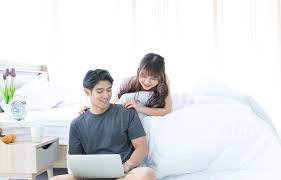 Seide und porzellan sorgen für den edlen look ihrer wohnung. Ein Asiatisches Paar Macht Pause Im Schlafzimmer Stockfoto Bild Von Modern Erwachsener 149816852