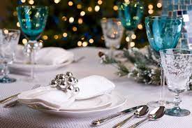 Use colors with a strong contrast for a display that really stands out. 30 Elegant Christmas Table Settings Stylish Holiday Table Centerpieces