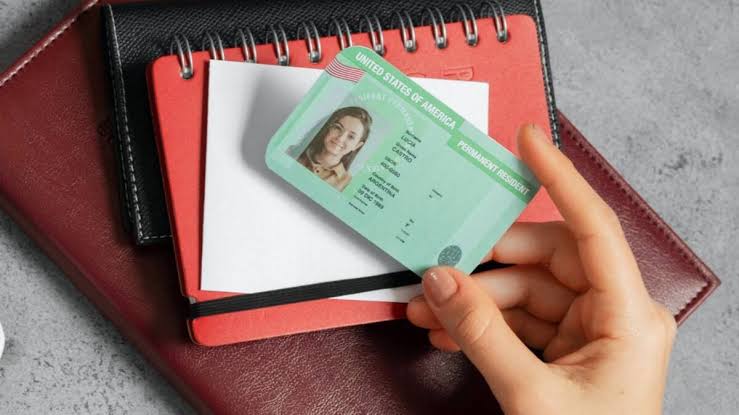 Quienes no cumplan con este requisito esencial podrían perder su solicitud de residencia permanente en EE.UU. este 2025 - LA NACION