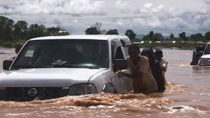 « au malawi, les humeurs de la nature ne pardonnent rien au voyageur imprudent », souligne ce documentaire inédit des « routes de l'impossible ». Television France 5 Les Routes De L Impossible Agir Avec Madagascar
