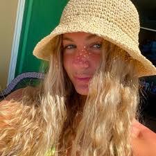 Lauren Kellerman's Instagram, Twitter & Facebook