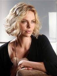 Wavy Bob Charlize Theron Frisur Ideen Frisuren Kurz Blond