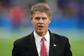 Chiefs Owner Clark Hunt comments on welcoming back veteran running back