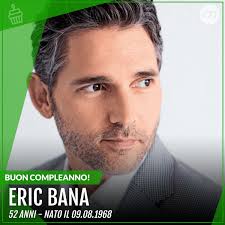 Buon compleanno Eric Bana! Oggi l'attore australiano spegne 52 candeline.  Il suo esordio sul grande schermo avviene nel 1997, con un piccolo ruolo  nella commedia The Castle ma è nel 2000 con