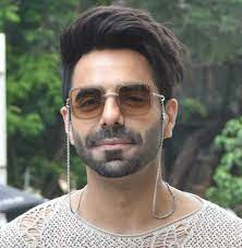 Aparshakti mostly worked in hindi movies. Aparshakti Khurana Age Wiki Height Weight Girlfriend Wife Birthday Biography Onewiki Org