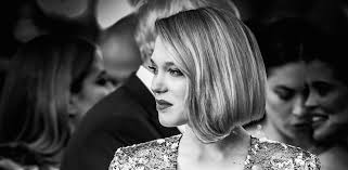 Capelli medio lunghi con riga centrale e . Tagli Capelli Medi Scalati E Sfilati A Chi Stanno Bene Guida Diredonna