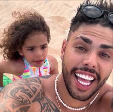 A vida com você é muito melhor ! Se alguém mexe com tigo primeiro comigo  vai ter que briga 😍😍🥳 Feliz dia das crianças 🥳🎉🎉