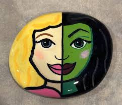 Ich male Steine. Letzte Nacht habe ich einen im Wicked-Stil gemacht.  Letzten Sommer habe ich Dorothy gemalt. Ich werde ihren neu machen, weil er  schlampig geworden ist. : r/wicked