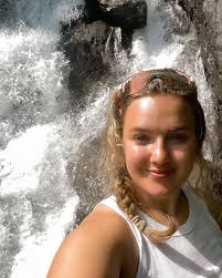 On days off we hike to waterfalls🌿🪨 • • • #alaska #valdez #waterfall  #explore #princewilliamsound #summerjob #commercialfishing