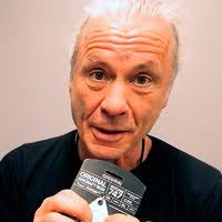 A la venta llaveros fabricados con los restos del avión de Iron Maiden, Ed  Force One, en honor a la nave desechada el año pasado