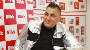 Január 4.), roma származású magyar celeb, showman, művésznevén „győzike, a győzike show című „realitykomédia főszereplője, egykori roma előadó. Szerelmes Uzenetet Osztott Meg Gaspar Gyozo Blikk