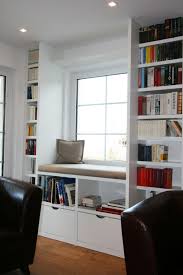 Hier Wurde Ein Offenes Bucherregal Mit Einer Sitznische Zum Lesen Vor Dem Fenster Projektiert Das Bucherregal Ist Mit Offene Bucherregal Diy Zuhause Sitzecke