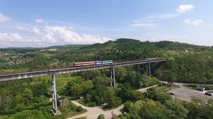 V minulosti byl označován mnoha názvy. Proste Nas Zeleznak Structures