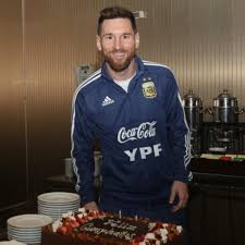 El festejo de cumpleaños de messi con los jugadores de la selección: Asi Festejaron El Cumpleanos De Messi En La India Depo