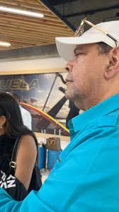 Llegamos anoche a Caracas Venezuela a traer merengue y a dar merengue y  este club de fans de mi sobrina Zulinka la sorprendió, la verdad que quedé  sin palabras ante muestra de apoyo, amor y cariño ...