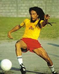 bob marley bị ám ảnh bởi bóng đá. anh ấy chơi trong thời gian nghỉ phòng  thu, mang theo một quả bóng khắp nơi, và đối xử với các trò chơi pickup