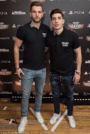 Cara relink face pemain dengan map di pes 2013. Hector Bellerin And Jay Rodriguez Try Out Call Of Duty Black Ops 3 Awakening Daily Mail Online