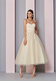 Dai un'occhiata a questi abiti da sposa corti economici della nostra nuova collezione. Abiti Da Sposa Corti Atelier Sposiamoci