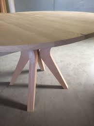 omgevers com ronde tafel met middenpoot uitrekbaar tot 80 cm het eiken blad is afgewerkt met een verjonde rand van 10 cm haaks op eettafel ronde tafel tafel