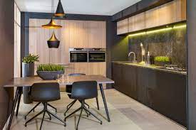 zwarte keuken gecombineerd met hout met royale inbouwkast zwartkeuken rechtekeuken zwartmethout marmerwerkblad keukenstijl retro keukens keuken ontwerpen