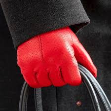 Par temps froids, les extrémités du corps sont les parties les plus exposées et les plus fragiles. Gants Pour Femme Rouge Hermes En Agneau Avec Doublure En Cachemire Omega Guanti