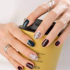 シンプルに 大胆に 大人の秋ネイル 指先にミステリアスな遊びごころを モデル使用色 ネイル エナメル 370 パープル系 new ネイル エナメル 872 グリーン系 new ネイル エナメル 007 ホワイト系 ネイル エナメル 044 グレー系 ネイル エナメ ネイル 秋