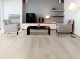 Panggung kotak berbahan kayu yang senada dengan dinding dan lantai kamar semakin membuat kamar ini nyaman dijadikan tempat beristirahat. Mau Pakai Lantai Kayu Di Rumah Kenali Dulu Plus Minusnya