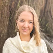 Elizabeth Baer's Instagram, Twitter & Facebook