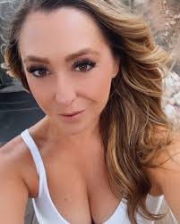 Lindsay Hoskins's Instagram, Twitter & Facebook