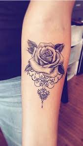 These are the top rose tattoo designs, artists, body placements enjoy these gorgeous rose tattoos. Einzigartige Geometrische Rose Unterarm Tattoo Ideen Fur Frauen Mandala Floral Flower Arm T Frauen Tattoo Flower Tattoo Arm Geometric Rose Delicate Flower Tattoo