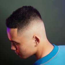 Sesuai dengan namanya 'disconnected' atau 'tak terhubung,' yaitu di mana rambut tipis yang berada pada bagian kanan dan kiri terdapat garis di kulit kepala. Biar Ganteng Ini 7 Pilihan Gaya Rambut Pria Pendek Samping Bukareview