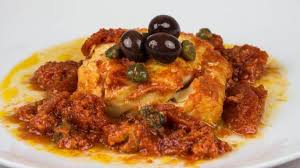 La preparazione del delizioso merluzzo alla livornese presuppone che l'aglio sua dorato nell'olio a cui vengono aggiunti i filetti di merluzzo, ai quali verrà unito anche il vino bianco fino a completa cottura. Merluzzo Alla Livornese Ricetta Toscana Ricettasprint It