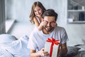 Depois de elencar sugestões de presentes, a coluna separou campanhas de marcas de moda para a celebração deste ano.entre as labels, estão hering, lupo, riachuelo e lacoste, além do brechó peça rara. Dia Dos Pais 2021 Ideias De Presentes Originais E Baratos We Fashion Trends