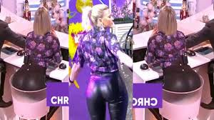 Et avant de commencer, il tient à prévenir tout le monde : Kelly Vedovelli Expose Ses Fesses Genereuses Dans Tpmp Video Dailymotion