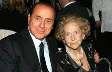 La banca rasini sas di rasini, ressi & c. viene fondata all'inizio degli anni cinquanta dai milanesi carlo rasini, gian angelo rasini, enrico ressi, giovanni locatelli, angela maria rivolta e giuseppe azzaretto. E Morta Rosa Madre Di Berlusconi Il Cavaliere Ringrazio Tutti Cronaca Repubblica It