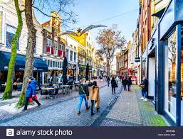 Autovermietung in der nähe von zwolle. Eine Typische Shopping Tag In Einem Der Vielen Einkaufsstrassen Im Herzen Der Stadt Zwolle In Overijssel Niederlande Stockfotografie Alamy