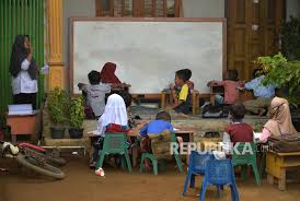 3) hambatan intelektual berat kelompok ini termasuk yang sangat rendah intelegensinya tidak mampu menerima pendidikan secara akademis. Kelompok Belajar Solusi Sekolah Saat Pandemi Republika Online