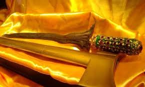 Ia merupakan sebagai tanda kebesaran dan kekuasaan. Keris Kebanggaan Melayu Kata Malaysia