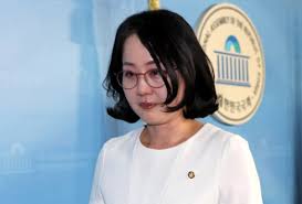 Jul 12, 2021 · 그 이후로는 국회의원 선거로 방향을 틀어서 2015년 상반기 재보궐선거를 통해 금배지를 다는 데 성공했다. í¬í†  ë§‰ë§ ë…¼ëž€ ê¹€í˜„ì•„ ì˜ì› ì‚¬ê³¼ ê¸°ìžíšŒê²¬ ì„œìš¸ì‹ ë¬¸