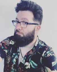 Journaliste à factuel et chroniqueur au point, j'ai passé deux ans dans la  communauté podcastique sous une fausse identité … et sous perruque.