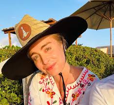 Angélica usa biquíni marrom e saída de praia grega de R$ 980