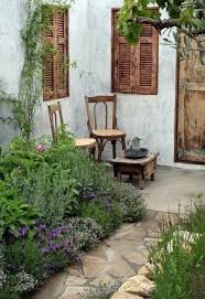 A courtyard is a home's garden living area that comes closest to being a true outdoor room. 40 Beispiele Fur Shabby Chic Garten Mit Vintage Flair Archzine Net Shabby Chic Garten G In 2020 Small Courtyard Gardens Courtyard Gardens Design Country Garden Decor