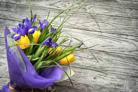 Faxiflora.it consegna in giornata in tutta italia, consegna fiori a roma milano torino genova firenze napoli bari e in tutte le altre località italiane invia un bouquet di fiori a domicilio ed avrai la certezza di spedire fiori di qualità e fare il regalo. Immagini Stock Bouquet Di Tulipani Gialli E Blu Iris E Casualmente Sdraiato Su Un Tavolo In Legno Con Uno Spazio Di Copia Image 74781308